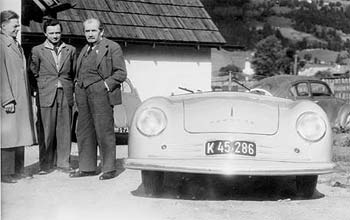 Ferry Porsche (rechts) mit seinem ersten zugelassenen Wagen 1948 