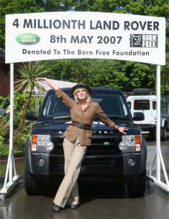 Land Rover No. 4.000.000 wird an "Born Free" gespendet