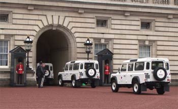 Land Rover bei der Einfahrt in den Buckingham Palast