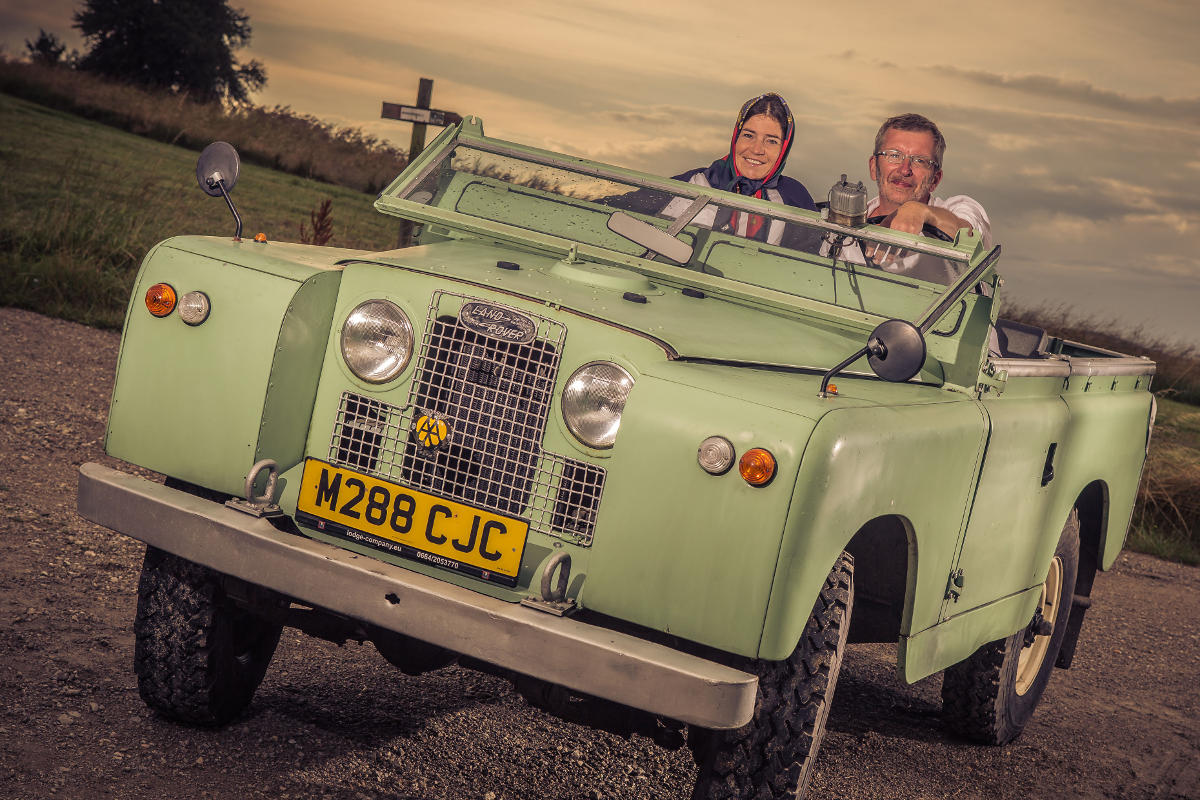 Petra Mühr und Michael Kubicek mit Land Rover Defender und Serie IIa