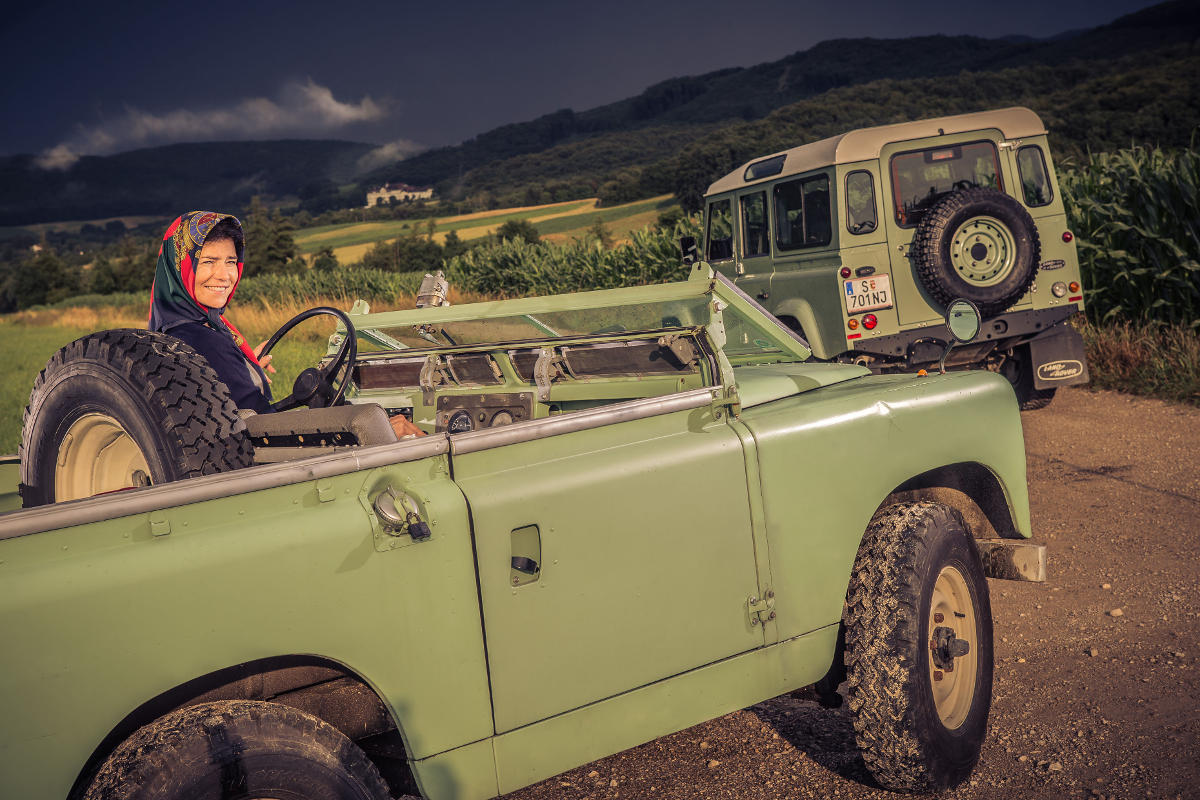 Petra Mühr und Michael Kubicek mit Land Rover Defender und Serie IIa