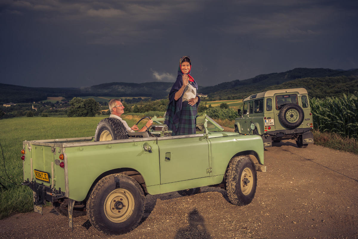 Petra Mühr und Michael Kubicek mit Land Rover Defender und Serie IIa