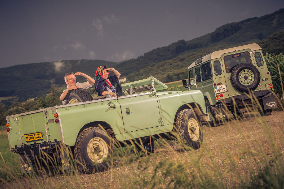 Petra Mühr und Michael Kubicek mit Land Rover Defender und Serie IIa