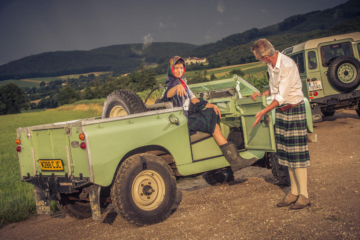 Petra Mühr und Michael Kubicek mit Land Rover Defender und Serie IIa