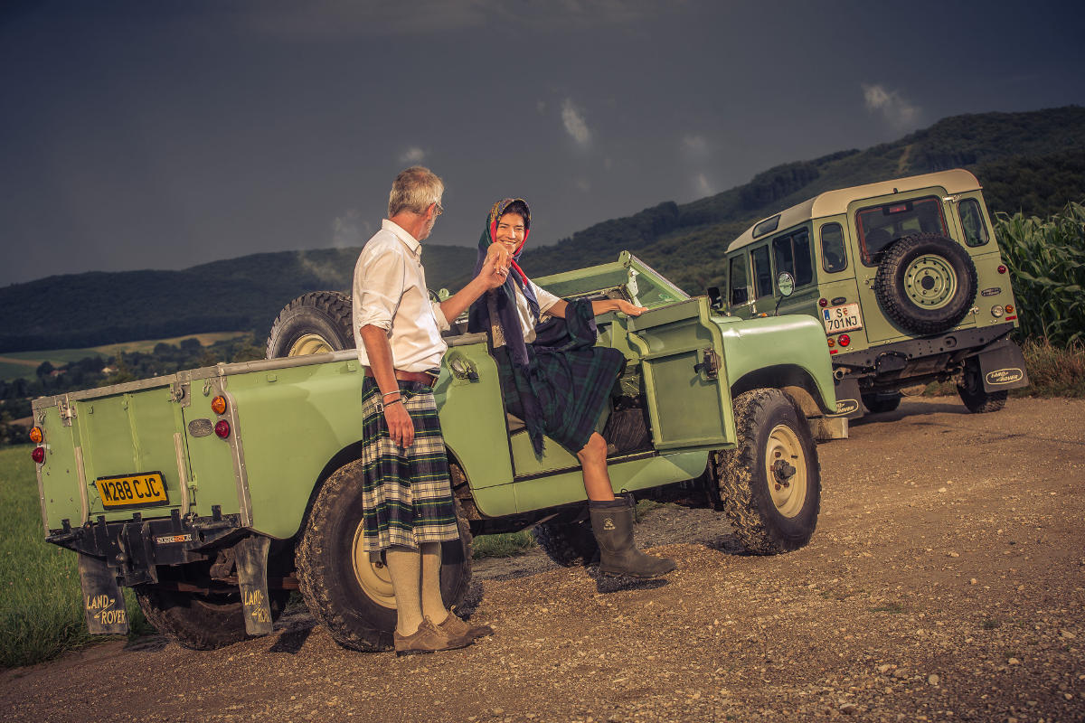 Petra Mühr und Michael Kubicek mit Land Rover Defender und Serie IIa