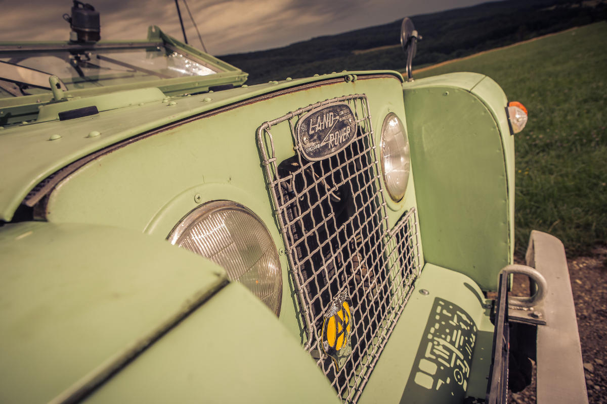 Petra Mühr und Michael Kubicek mit Land Rover Defender und Serie IIa