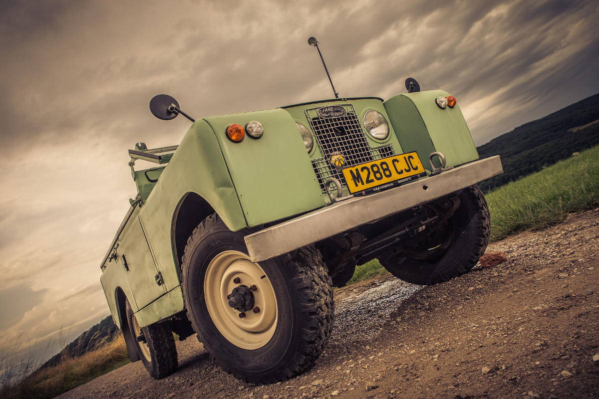 Petra Mühr und Michael Kubicek mit Land Rover Defender und Serie IIa