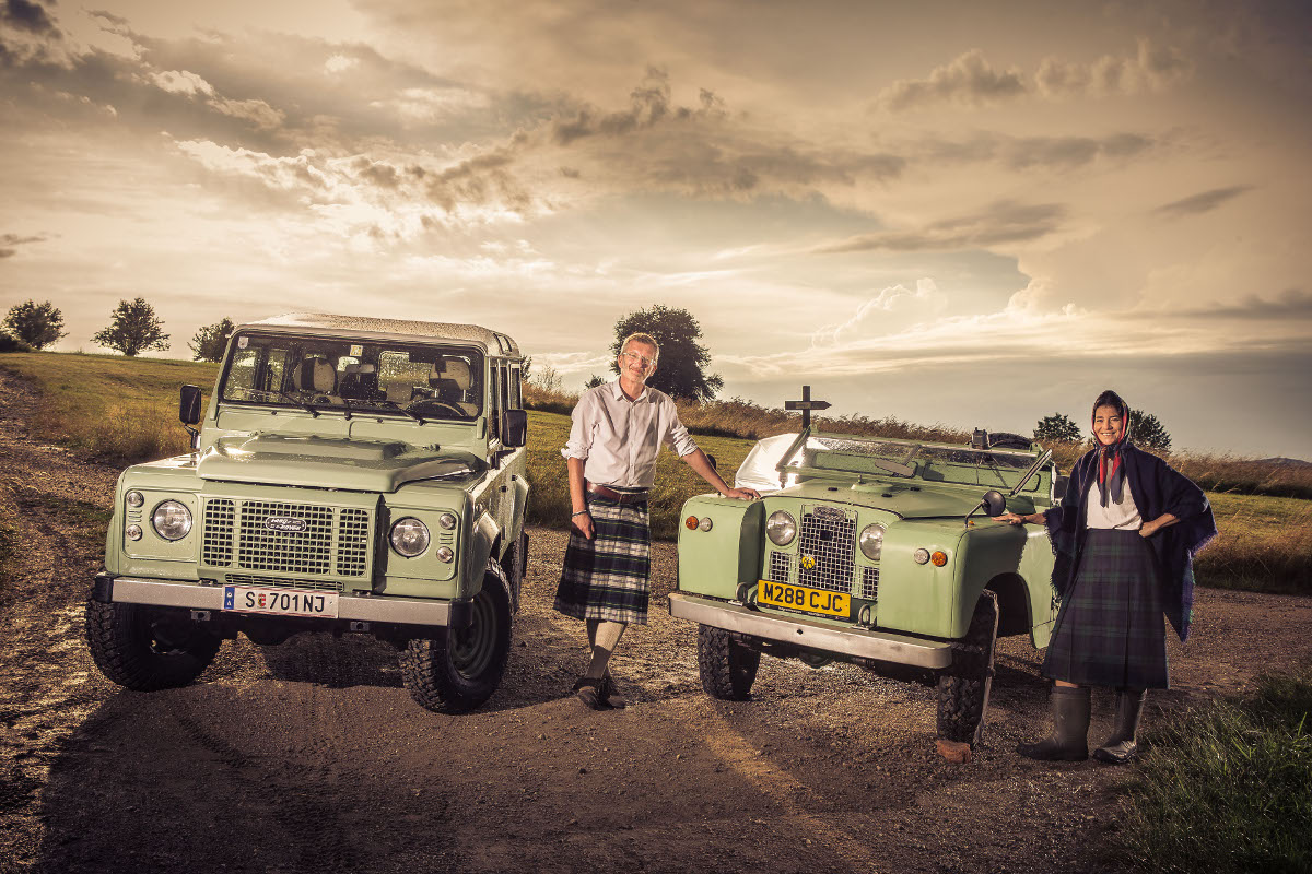 Petra Mühr und Michael Kubicek mit Land Rover Defender und Serie IIa