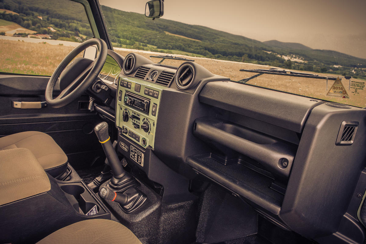 Petra Mühr und Michael Kubicek mit Land Rover Defender und Serie IIa