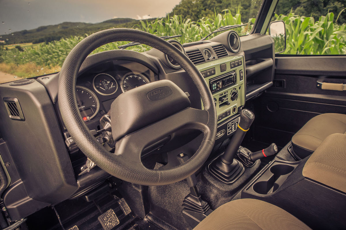 Petra Mühr und Michael Kubicek mit Land Rover Defender und Serie IIa