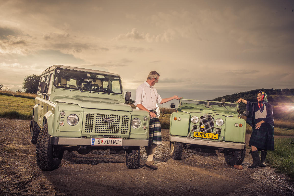 Petra Mühr und Michael Kubicek mit Land Rover Defender und Serie IIa