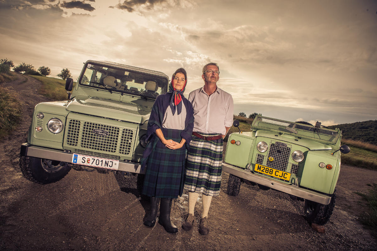 Petra Mühr und Michael Kubicek mit Land Rover Defender und Serie IIa