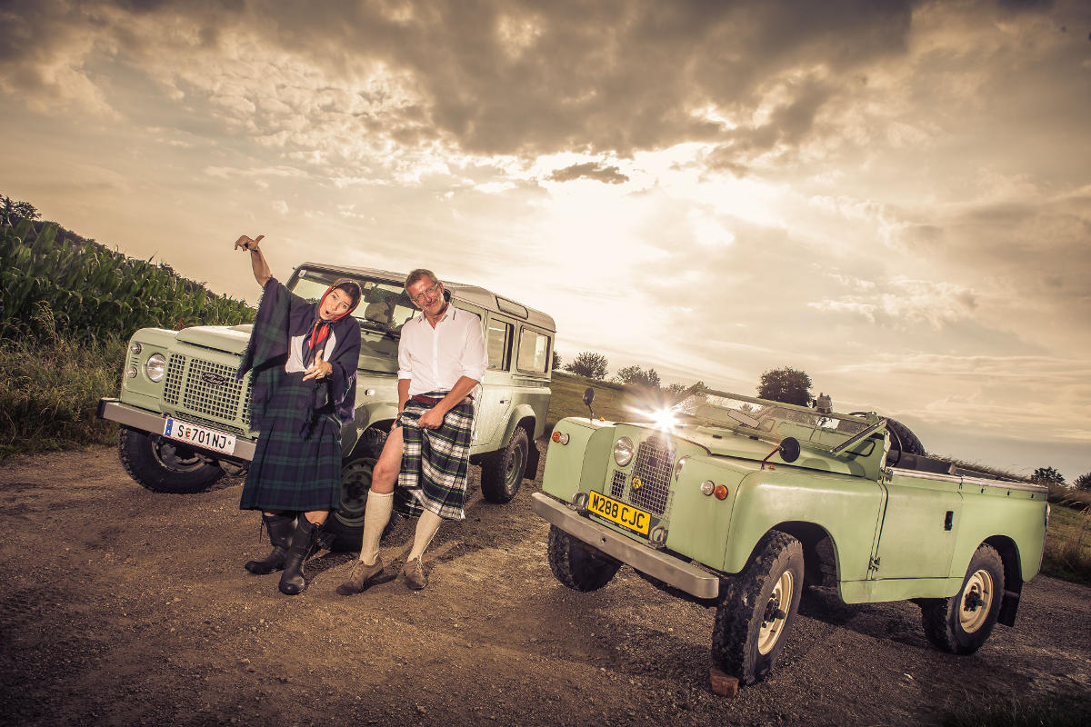 Petra Mühr und Michael Kubicek mit Land Rover Defender und Serie IIa