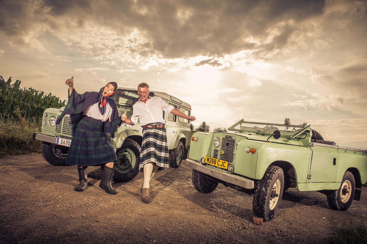 Petra Mühr und Michael Kubicek mit Land Rover Defender und Serie IIa