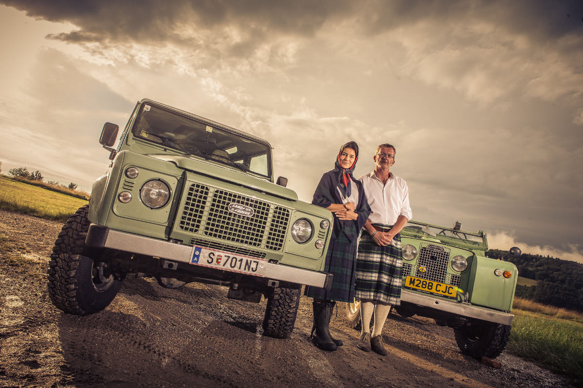 Petra Mühr und Michael Kubicek mit Land Rover Defender und Serie IIa