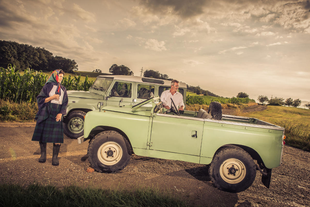 Petra Mühr und Michael Kubicek mit Land Rover Defender und Serie IIa