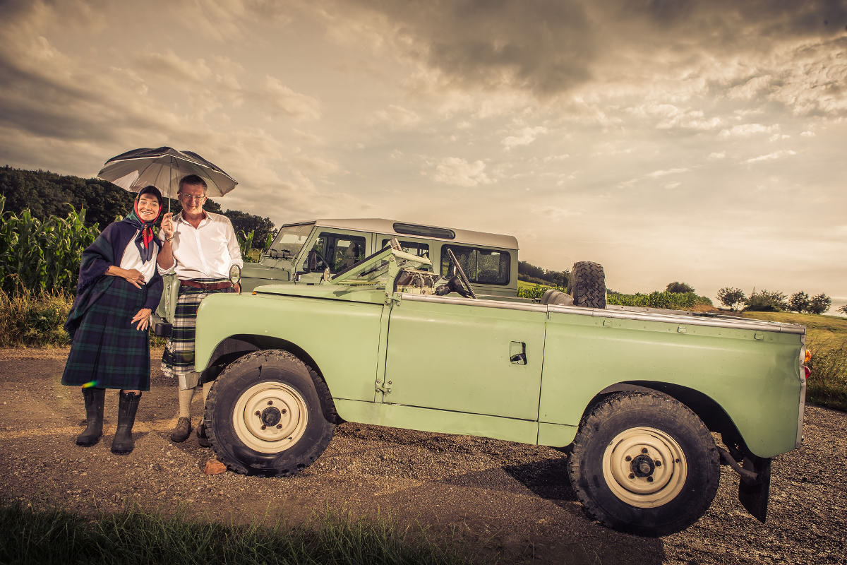 Petra Mühr und Michael Kubicek mit Land Rover Defender und Serie IIa