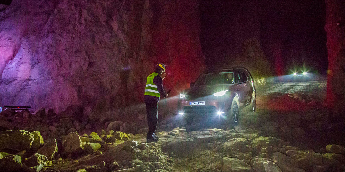 Land Rover Discovery 5 im Berg