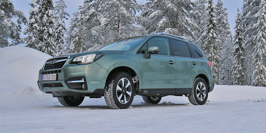 Geländewagen im Schnee